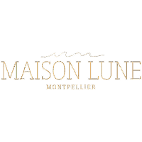 Logo Maison Lune Montpellier - Hébergement de Luxe Logo doré élégant MAISON LUNE MONTPELLIER avec une ligne ondulée minimaliste et luxueuse.