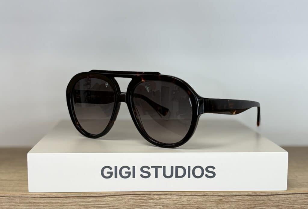 Lunettes de soleil oversize Gigi Studios en acétate écaille de tortue, monture aviateur avec verres dégradés.