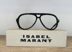 Lunettes de vue Isabel Marant style aviateur noires sur un socle siglé, élégantes et modernes.