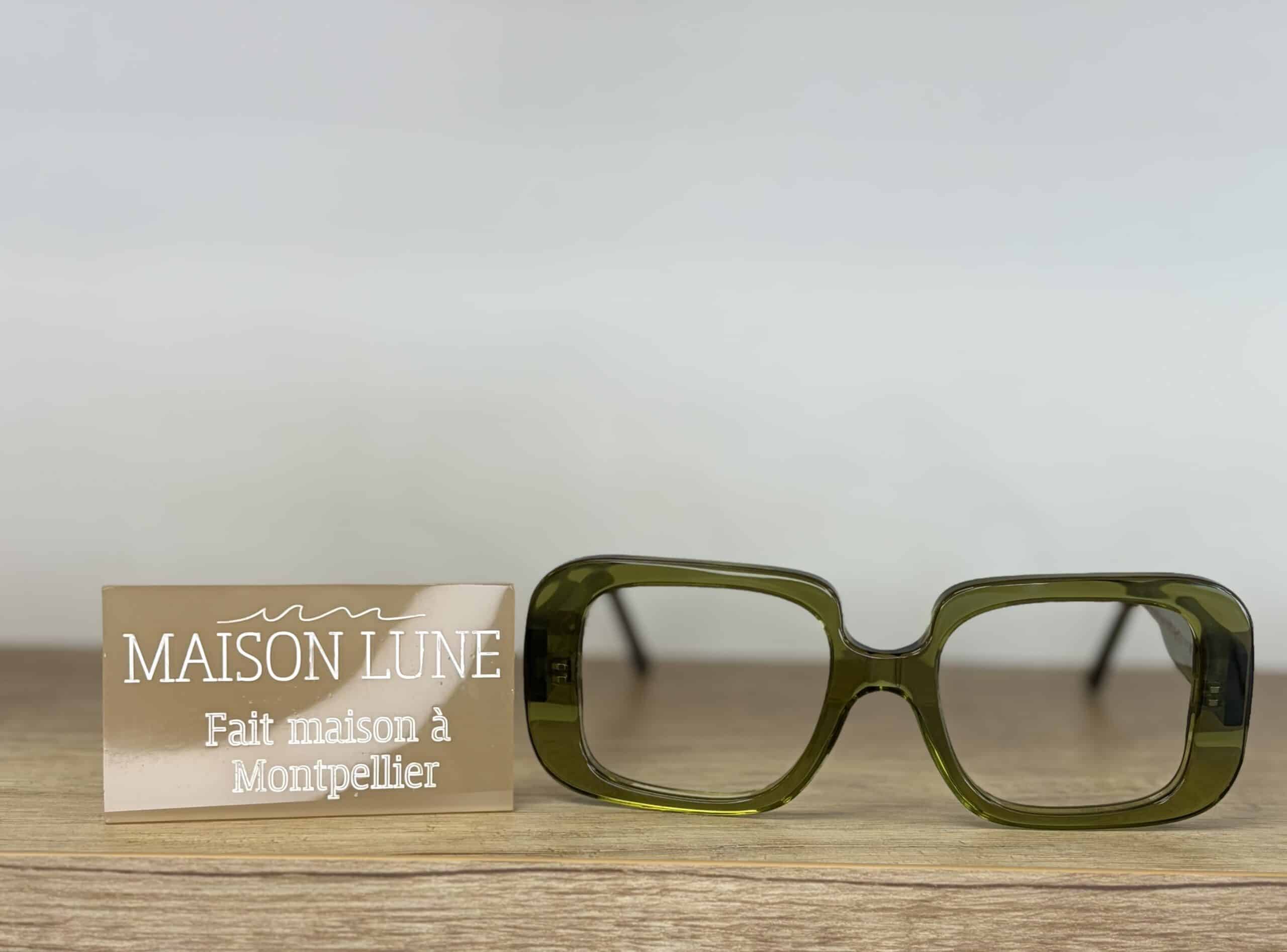 Lunettes Maison Lune vertes translucides sur bois, mention Fait maison à Montpellier.