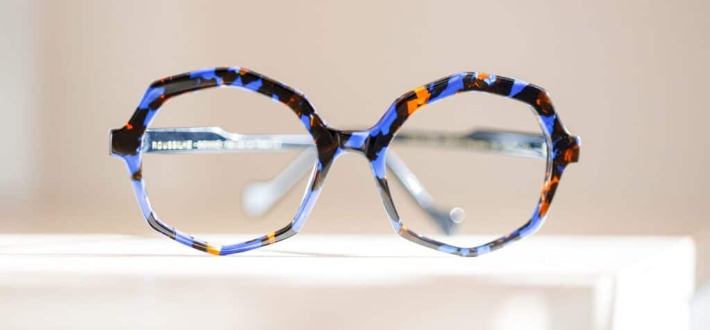 Lunettes Roussilhe Hexagonales Écaille Bleu et Orange Lunettes hexagonales Roussilhe en acétate écaille bleu et orange, monture design graphique et colorée.