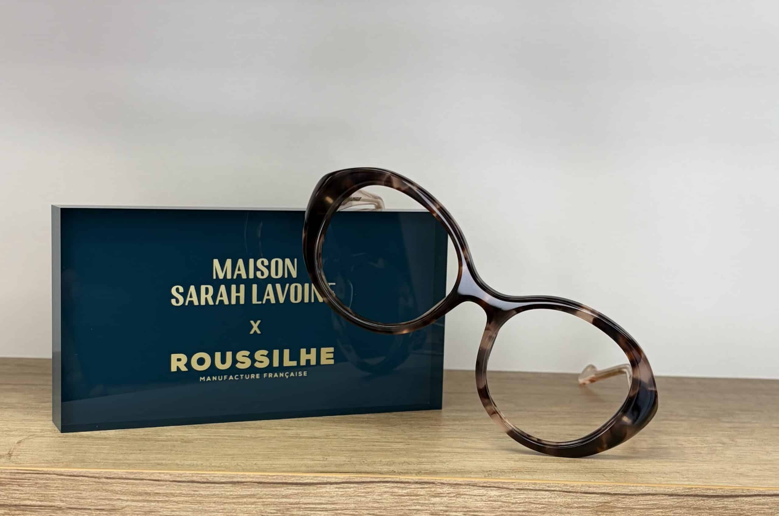 Lunettes Maison Sarah Lavoine x Roussilhe écaille sur présentoir bleu.