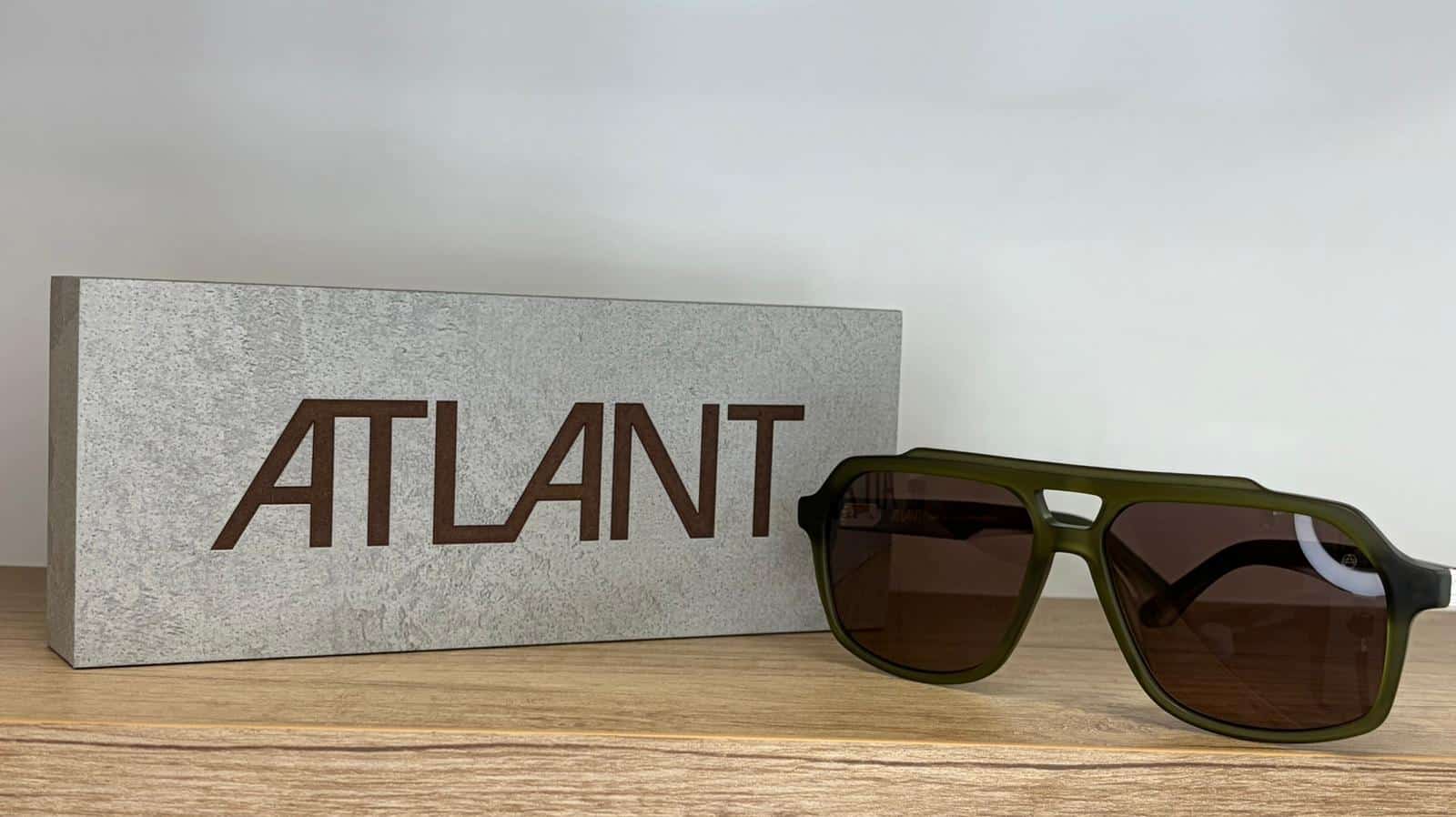 Lunettes de soleil Atlant vert olive style aviateur sur bois.