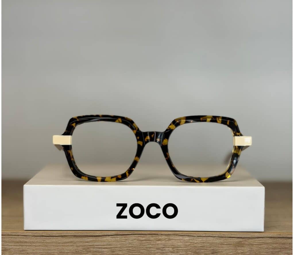 Lunettes ZOCO carrées en écaille de tortue posées sur une boîte blanche.